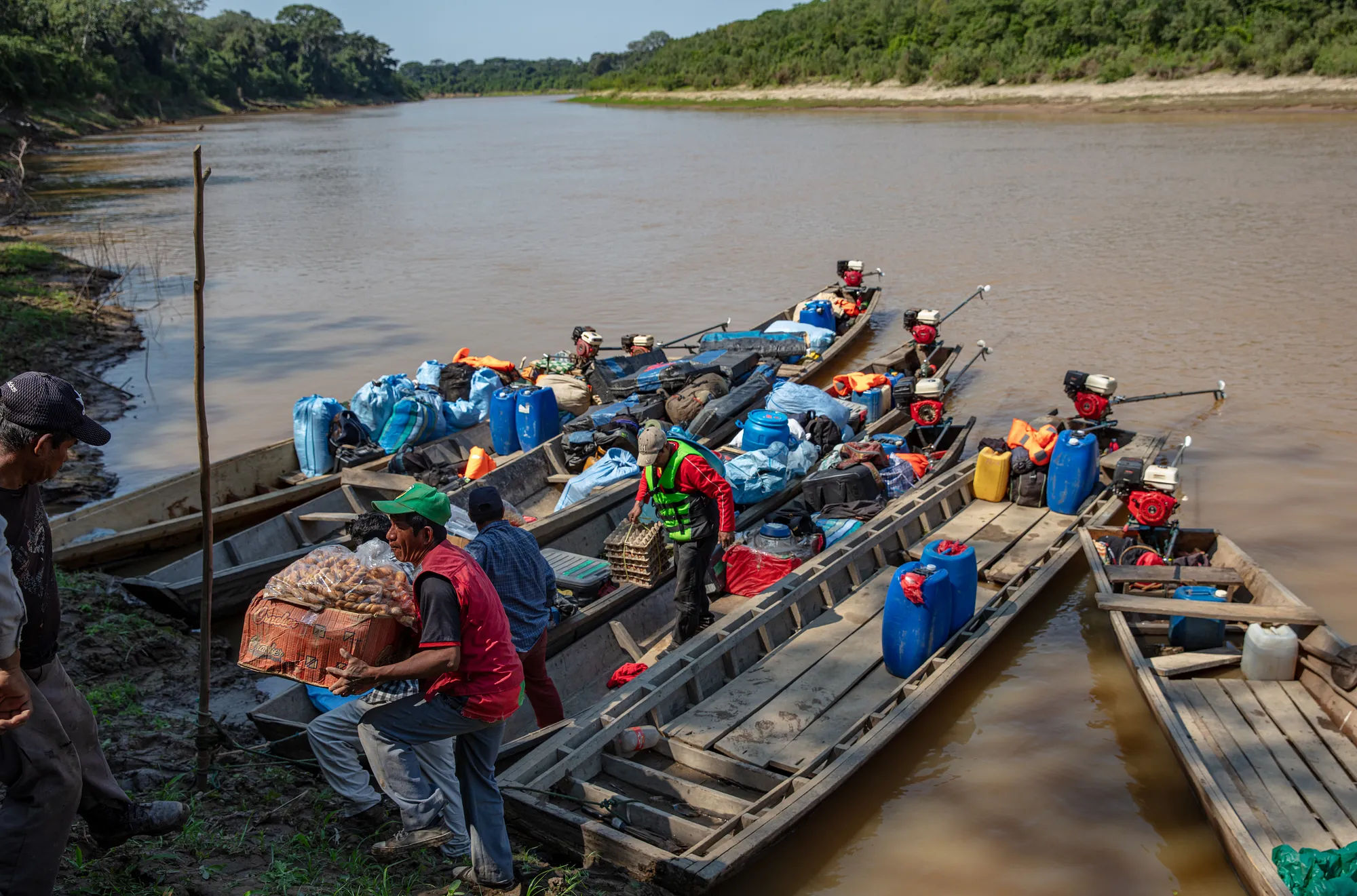 Una flota de peque-peques transportaron al equipo por el río Mamoré, luego por el río Isiboro hasta nuestro primer campamento. Foto: Rob Wallace/WCS